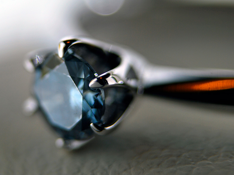 Anello con Gioiello dalle Ceneri del Gatto Incastinato
